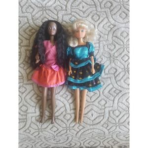 Bundle of two vintage barbie like fashion dolls